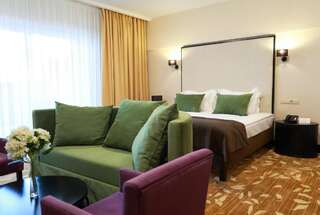 Отель  Garden Hotel & Spa  Чебоксары Люкс с кроватью размера king-size и террасой-1