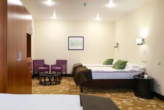 Отель  Garden Hotel & Spa  Чебоксары  Семейный люкс с 4 односпальными кроватями-1