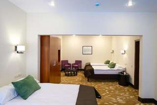 Отель  Garden Hotel & Spa  Чебоксары  Семейный люкс с 4 односпальными кроватями-3
